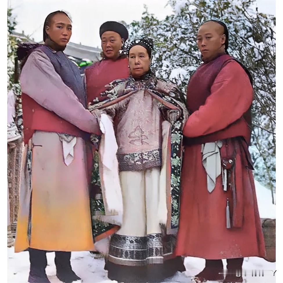 这才是1903年慈禧太后在颐和园赏雪时的真实样貌，这不是演戏，也不是电视剧中的演