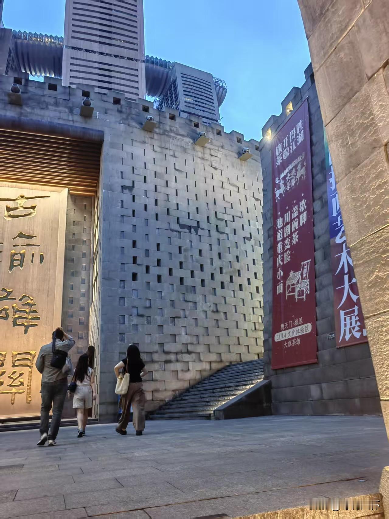 来重庆玩你第一时间会想到重庆哪里解放碑。没有第二个答案。民族独立自由乃至复兴，第