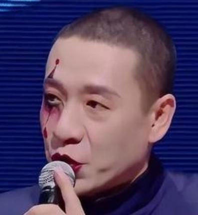 2026年3月27日晚，二手玫瑰乐队主唱梁龙以小丑形象亮相中国国际时装周（春季）