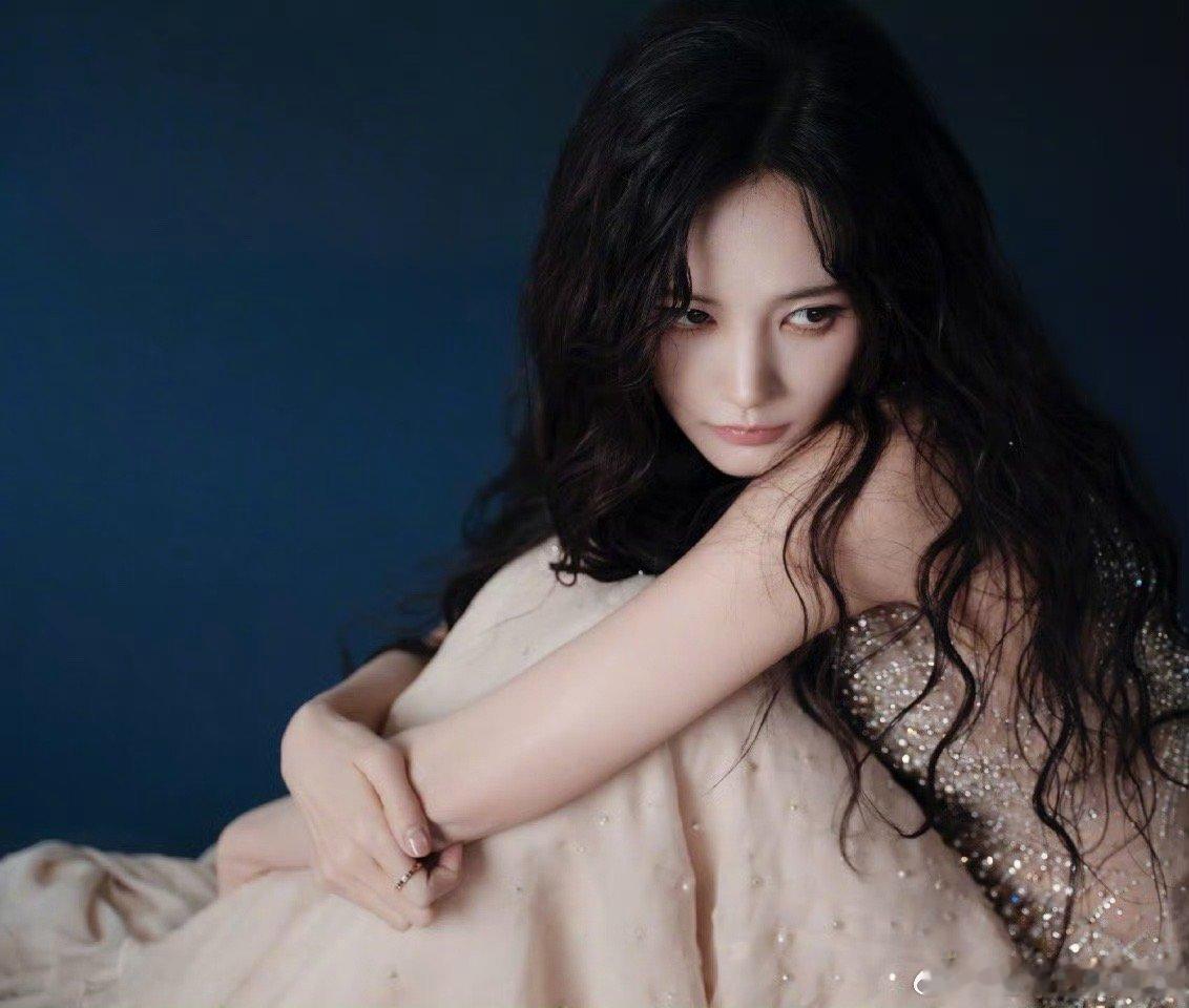 传下去李一桐上岸了 水光裸妆+湿卷发，素净中透着惊艳！高定珍珠裙波光粼粼，危险与