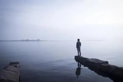 为什么央国企的年轻人里，越是学历高、越是没有背景的那部分人过得越纠结越痛苦？
