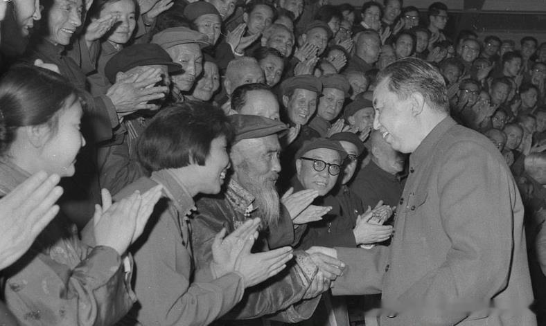 1978年3月6日下午，华国锋主席等领导人在接见出席第五届全国人民代表大会第一次