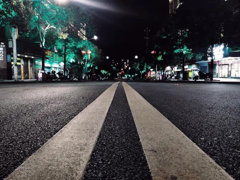 读了馨漪婉风的《七绝•那条街》，哀愁之感扑面而来。“长街瘦影冷风催，叶落肩头泪暗