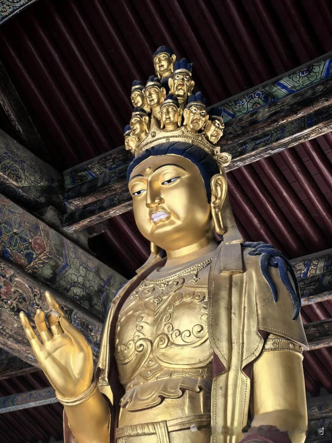 华严寺观音菩萨，愿刷到的人平安顺遂
 
走进大同华严寺，撞见这尊鎏金千手观音，瞬