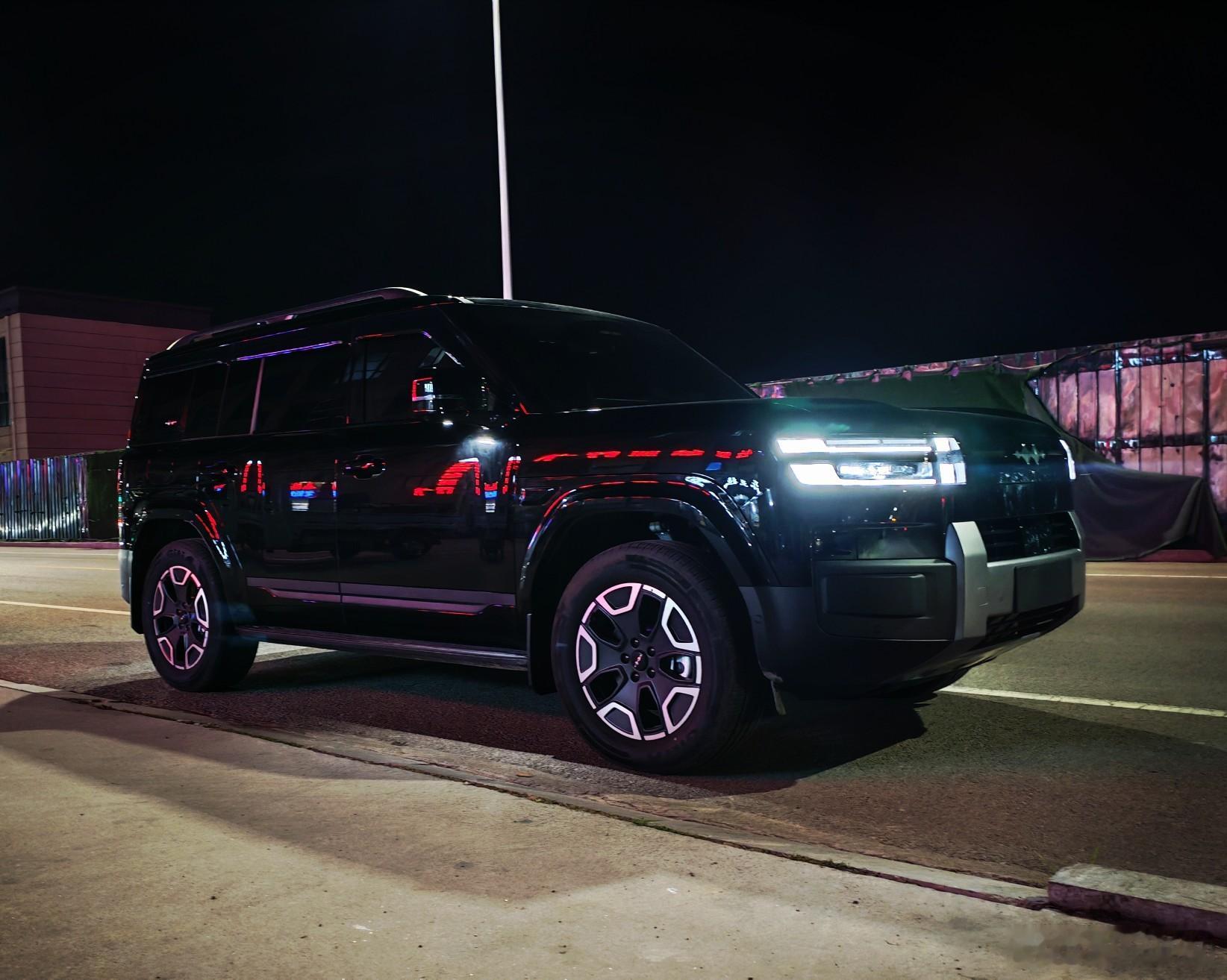 这次总不能再让我坐小孩那桌了吧？