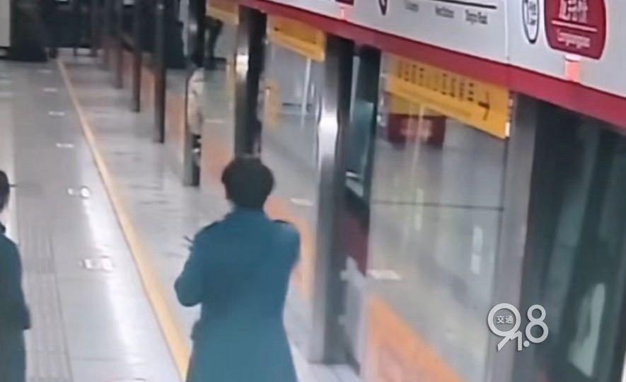 《杭州地铁内，女乘客突发疾病，工作人员飞奔前往！家属最新发文》  @网易新闻客户