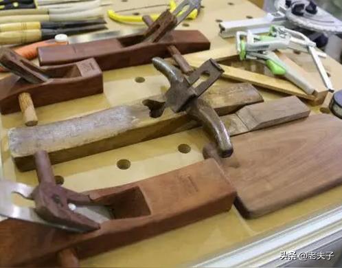 东北方言，家巴事：
就是工具，干活用的工具，比如板子，钳子，刨子，铁锨，镐头等。