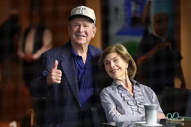 小布什和劳拉的爱情，真的很甜！
两人风雨走过几十年，依然恩爱如当初！
一个绅士儒