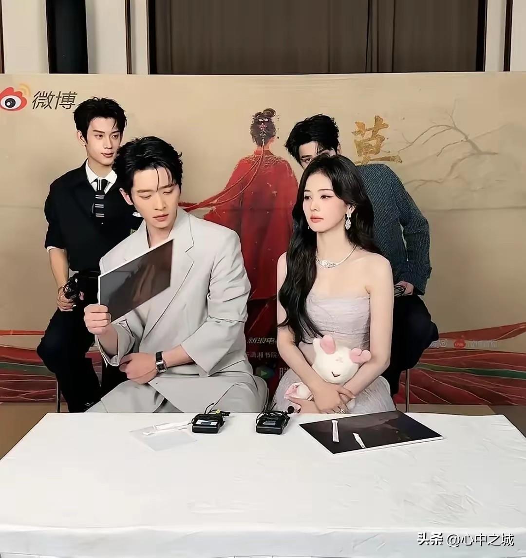丞磊，这是什么人呀！
简直不像男人做派。

这距离也太刻意了，虽然说墙倒众人推，