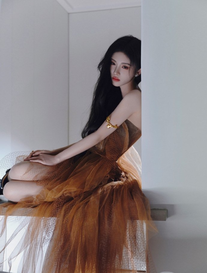 鞠婧祎网纱抹胸露背造型  鞠婧祎跨年今晚见  鞠婧祎跨年今晚见，是网纱抹胸露背造