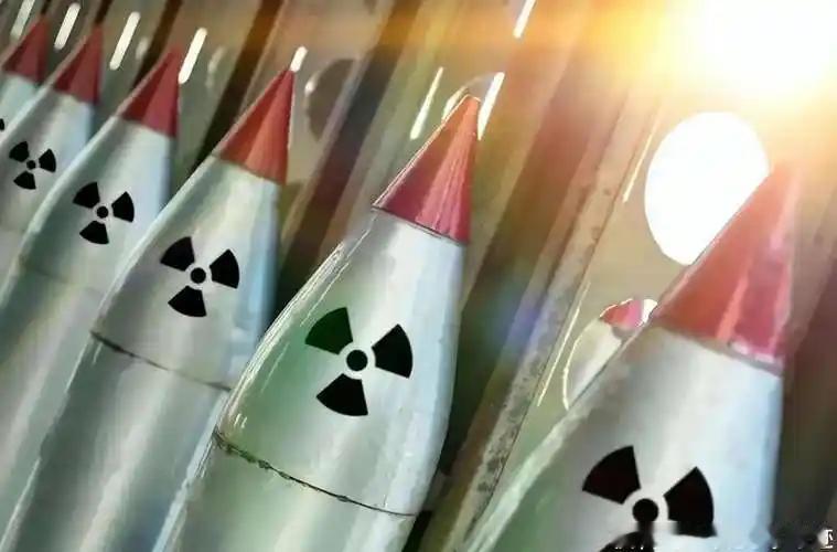 日本的核原料储备惊人。截至2024年底，日本囤积约44.4吨分离钚，足够制造约5