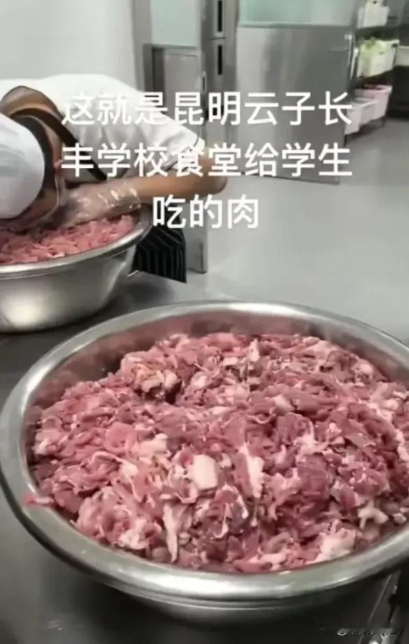 我是吃过臭肉的。90年代末，结婚不久来到青岛，在小港租房住。7月份，表弟来避暑，