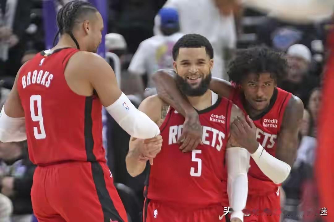 火箭把最能攻的杰伦格林和最能防的狄龙送走，换了个37岁的拆队专家杜兰特，还搭了俩
