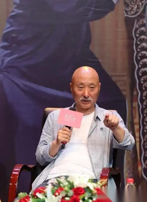 陈大愚出生于1989年，是陈佩斯的独生子，他25岁结婚，本来陈大愚不想那么早生小