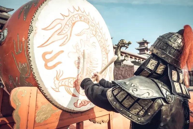 《七律 穿越时空之思》
秦钟汉鼓隐时空，滚滚风云万古同。
烽火无常天作道，民声有