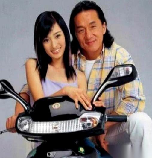 “600块？太少了，从我的50万里扣5万，给她！”
成龙，49岁，当着广告商的面