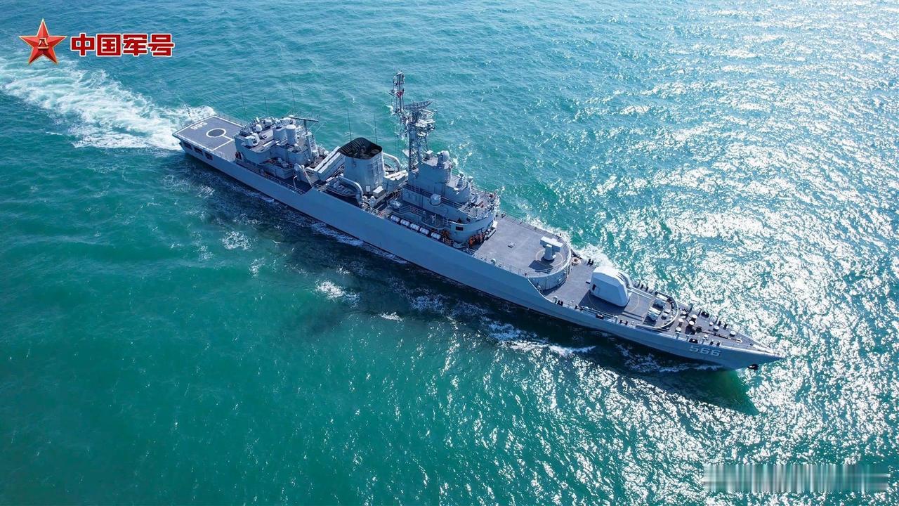 近日，东部战区海军某护卫舰支队多艘舰艇组成编队，奔赴某海域开展跨昼夜、多课目实战