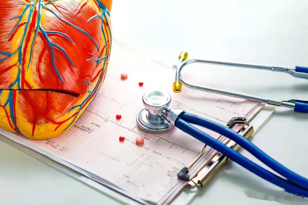 引起高血压的主要原因都有哪些　　1、高盐饮食：　　有些人喜欢吃特别咸的食物，人体