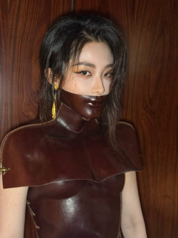 喻言身材曲线喻言深棕色紧身连衣裙  的身材是我能看的吗！这套好酷好辣！ 中国时尚