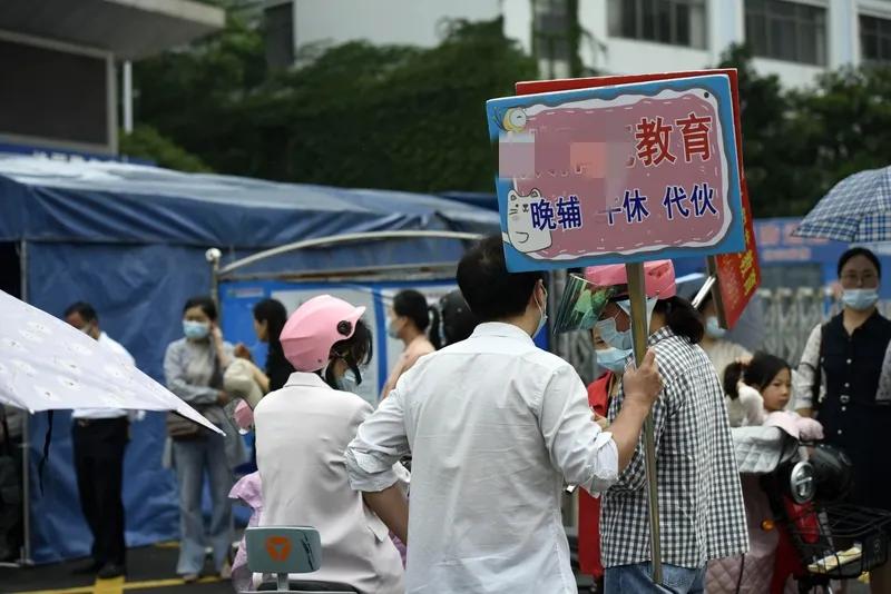 好姐妹跟我讲
儿媳怕孩子输在起跑线
又受家长攀比之风影响
给儿子报了好多兴趣班