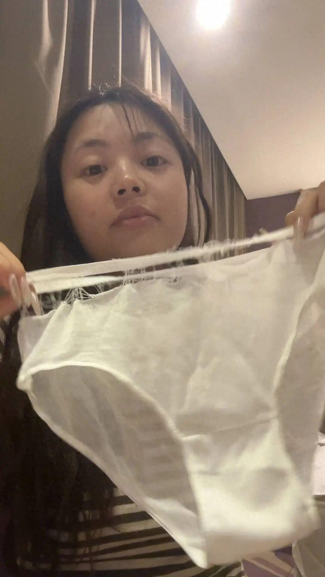 离谱！广东广州，一女子出差时穿着名创优品的一次性内裤走在街上，同事突然问她“脚下