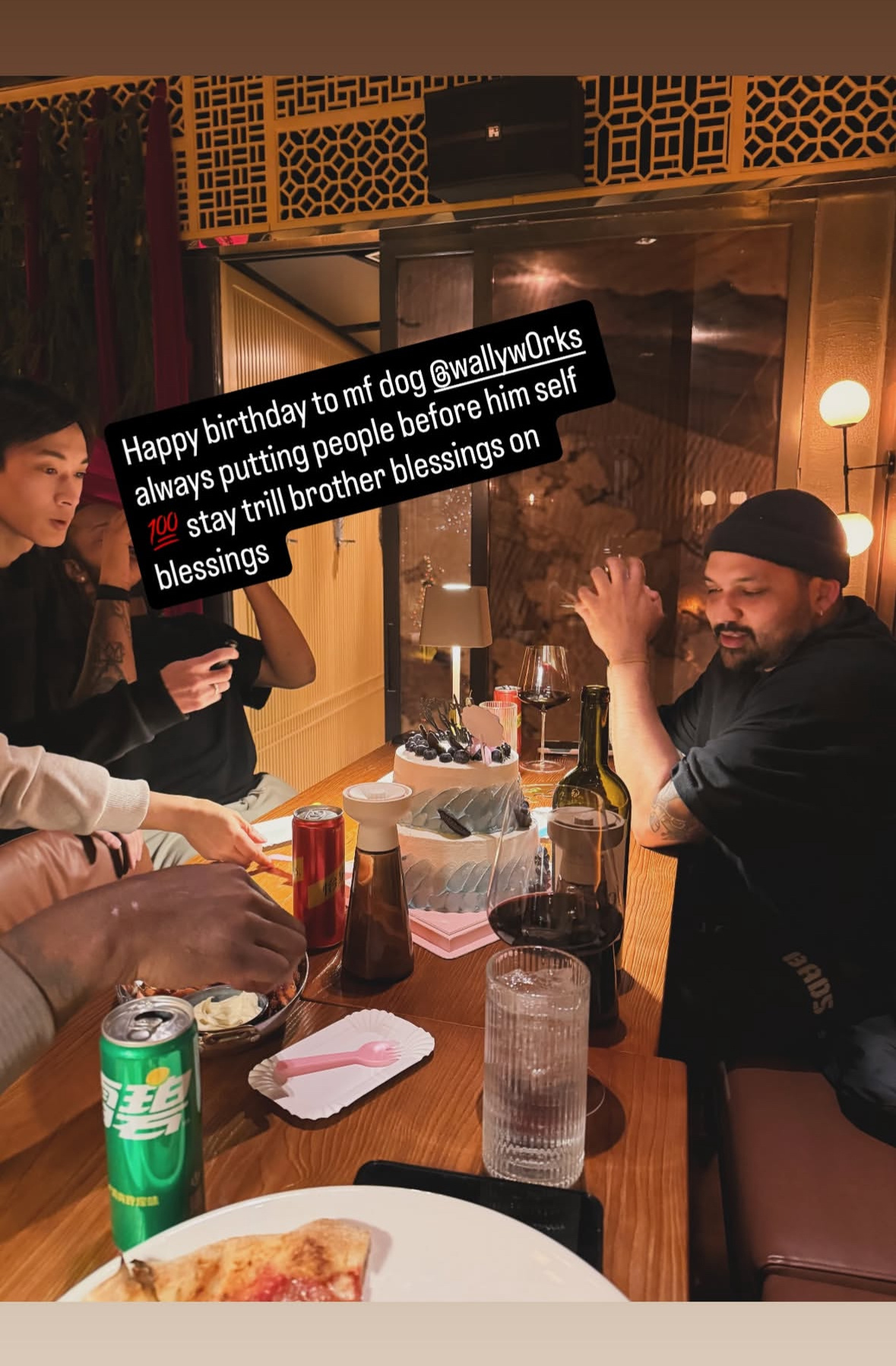 莫兰德更新ins story 祝训练师华莱士41岁生日快乐写到：祝我的兄弟生日快