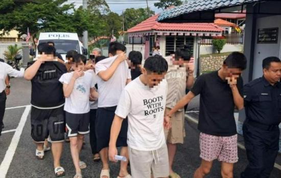 马来西亚逮捕36名中国籍诈骗犯
 
“专骗中国人，专挑中国人下手”
 
根据马来