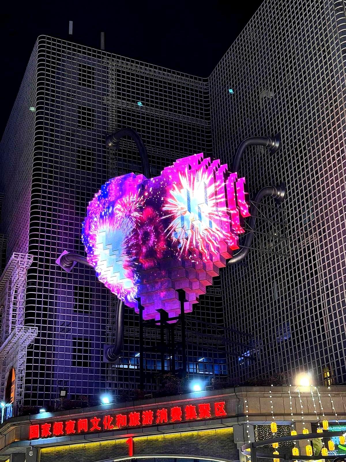 半夜十二点，离异两年的女人在广东酒店突发奇想，让俩娃轮番给前夫弹视频。
平时除了