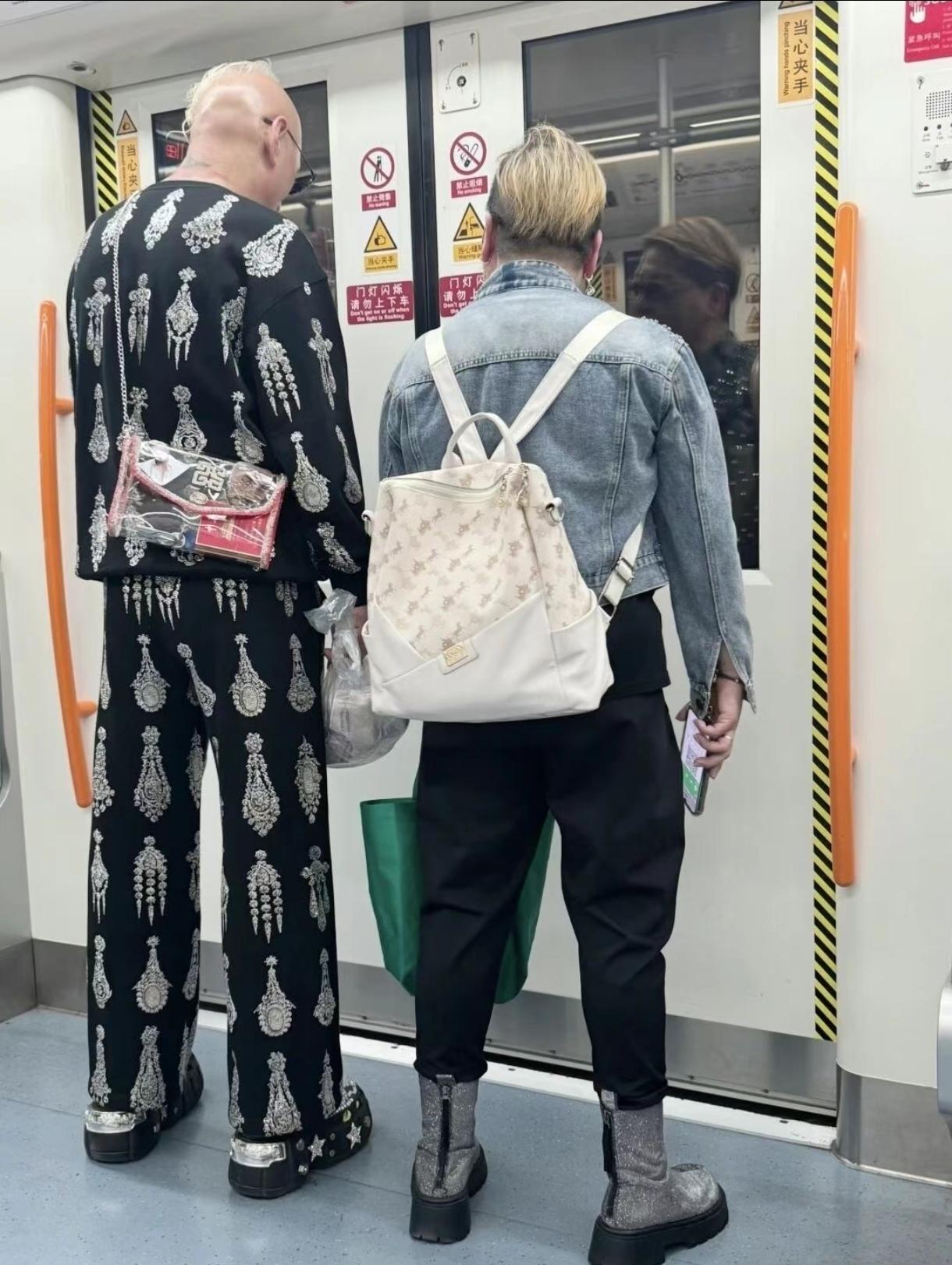 哎呦乖乖，魔都上海，穿什么的都有，从左往右冬春夏[呆无辜]透明包里装华子，有设计