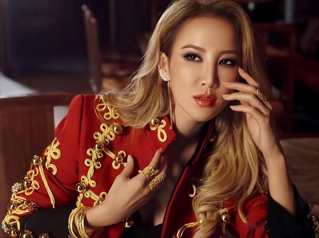 看到墓地这样，心隐隐作痛，她是那样一位才华横溢、热爱祖国的艺人。​从图片中可以看