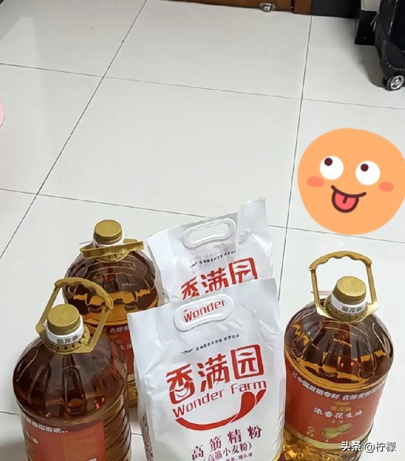 最恶心的小姑子？
每次回娘家过节，
就拎桶油、带点饼干牛奶和猪肉，也好意思上门？