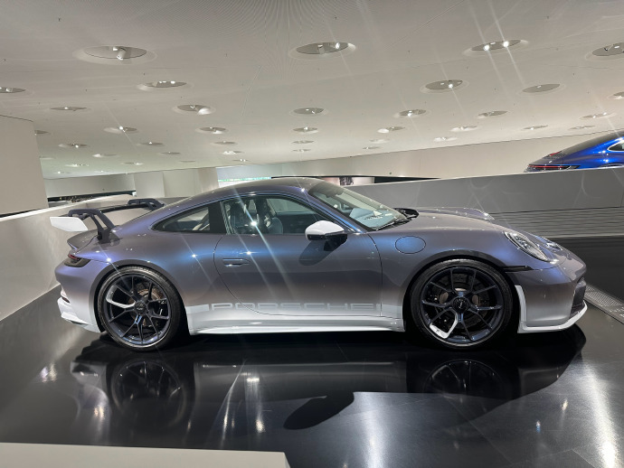 保时捷博物馆藏珍品 ——911 GT3 Shark！渐变鲨鱼涂装氛围感拉满，源自