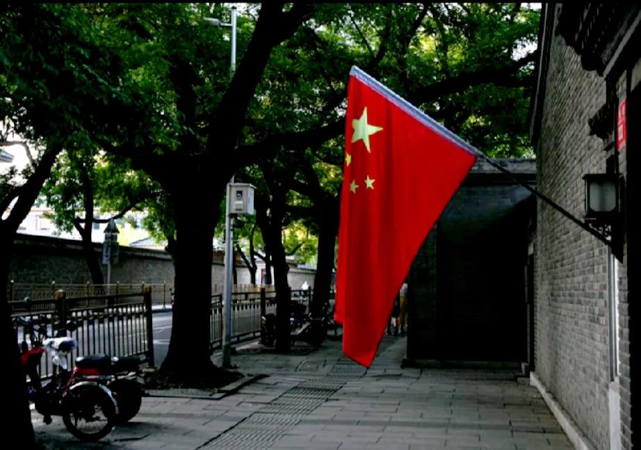 出门逛街，找太阳……
沐浴在阳光下，心情快乐的要飞起来了。

今年的国庆与往年不