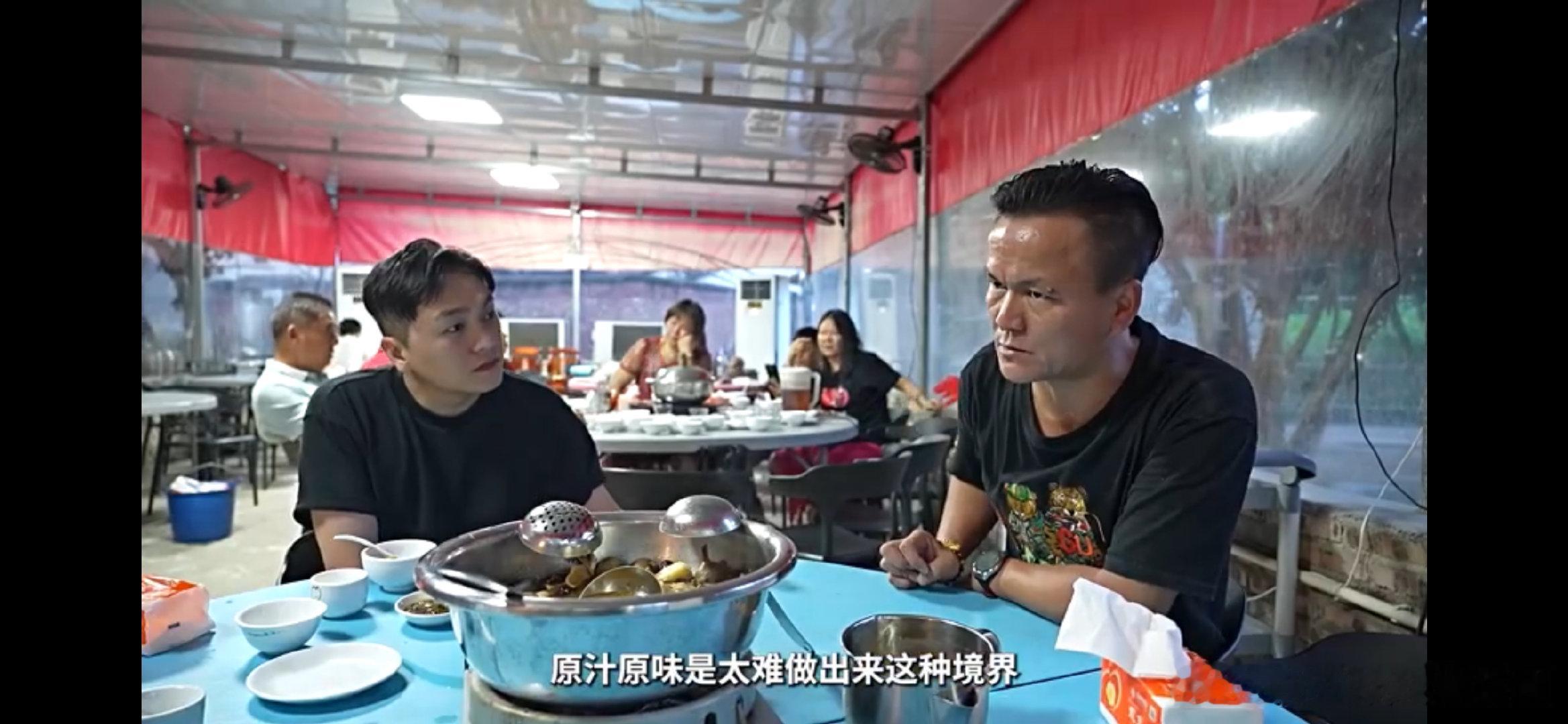 #打工人被一只走地鸡搞破防了# 谁说打工人只有忙碌？在这广东的小山村里，追着走地