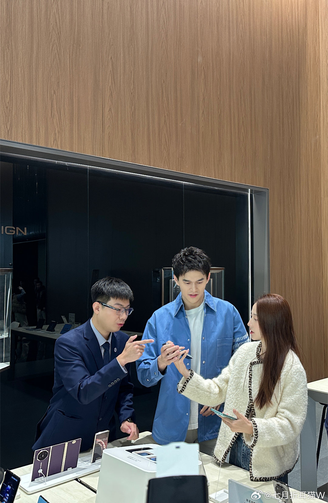 杭州偶遇孙杨夫妇逛街越来越多的人选择华为手机，仔细想想也正常。从鸿蒙5到鸿蒙6，