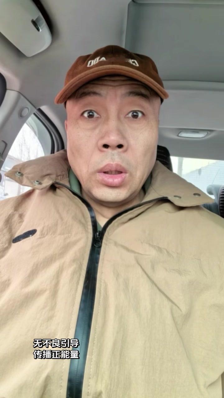 这不是电影画面，是真实的人间苦难。废墟下，救援人员小心翼翼地抱出孩子的遗体，那沾