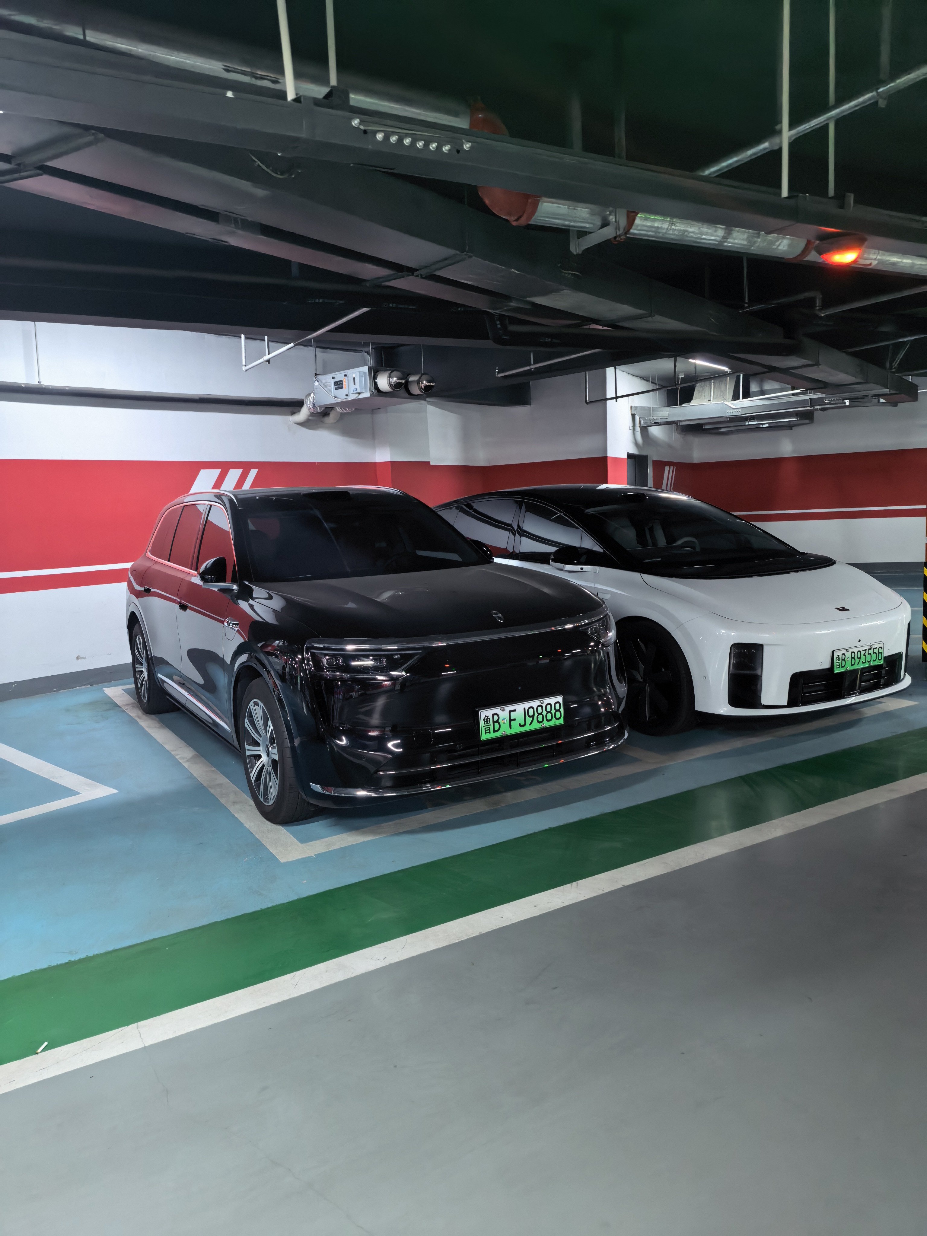 我的理想i8和问界M8之前都被人开门杀过，而且还都磕了个洞。刚刚把这俩车停在了双