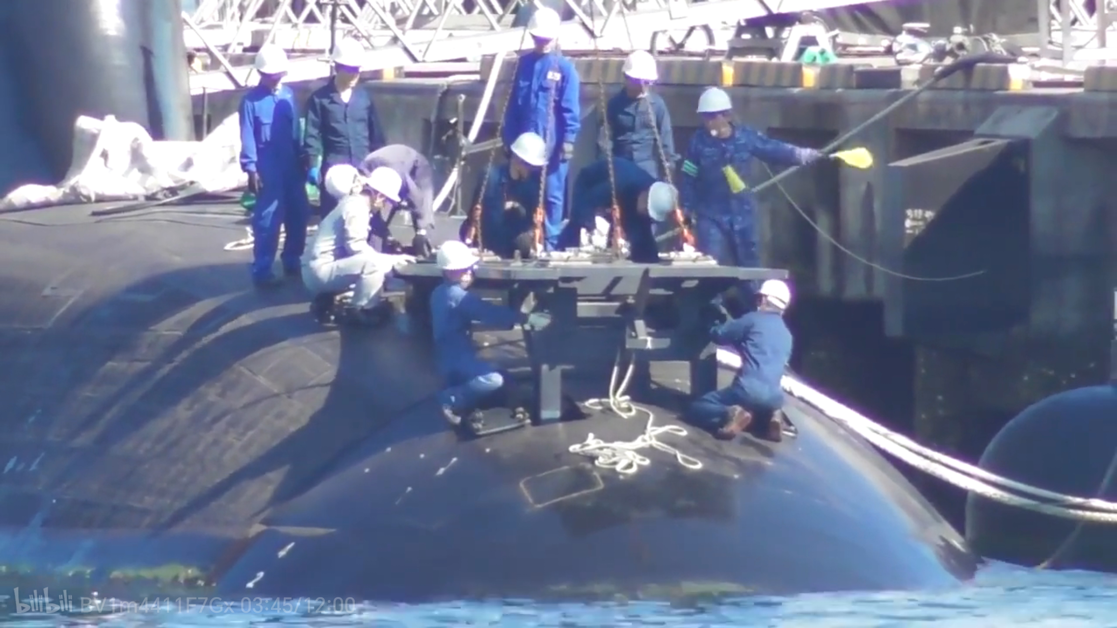 请教各位大佬，鬼子苍龙和大鲸级艇外填装鱼雷的时候，为了搭架子是不是把艇艏那个声呐