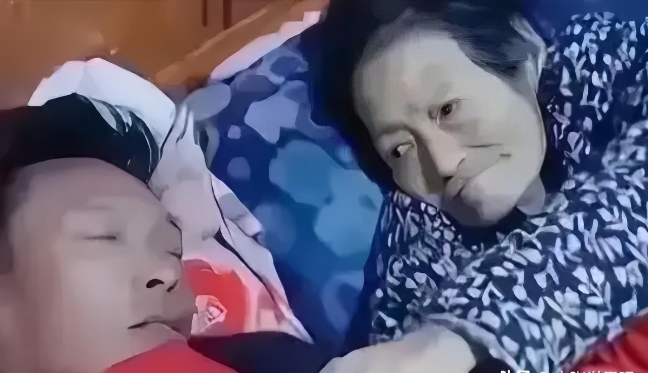 泪目。晚上，儿子伺候病危母亲入睡后，自己因太疲惫也睡着了，不料醒来后，母亲已经走