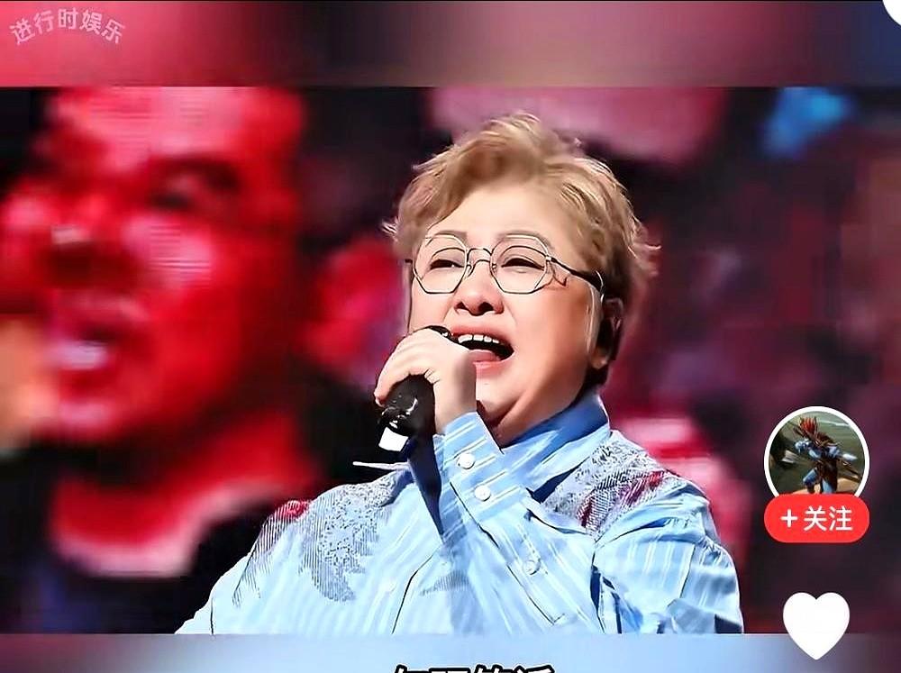 韩红不干了。
她甩出一条朋友圈宣告退出公益圈，转头就站上首映礼台拿自己胡同长大的