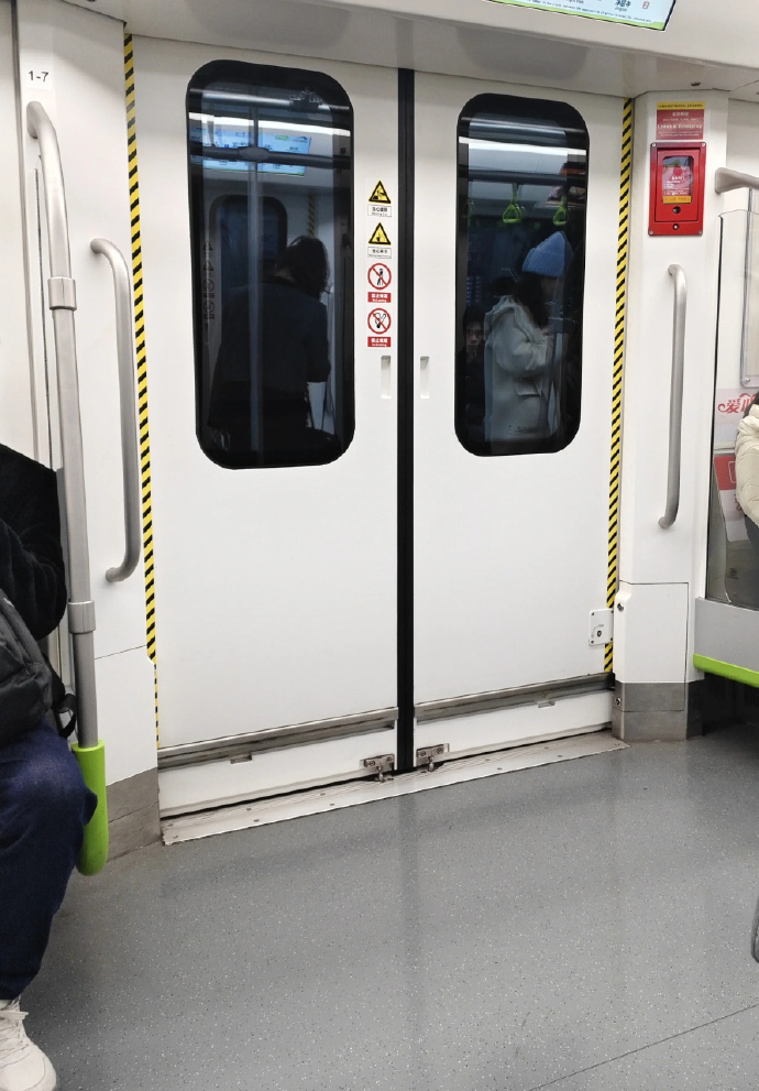 天塌了，成都地铁不能吃东西 