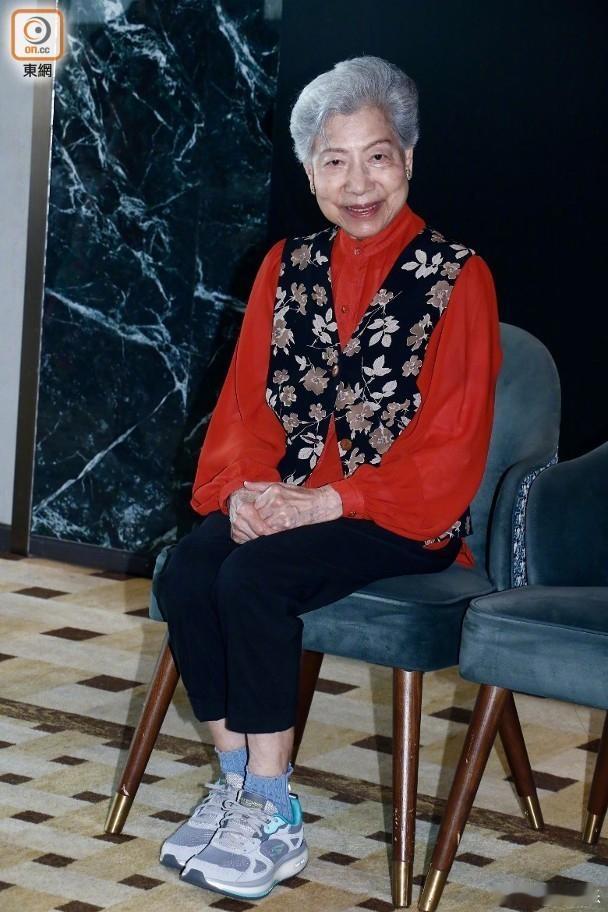 罗兰否认与胡枫黄昏恋 据港媒，91岁罗兰回应与胡枫黄昏恋传闻，郑重澄清称两人纯属