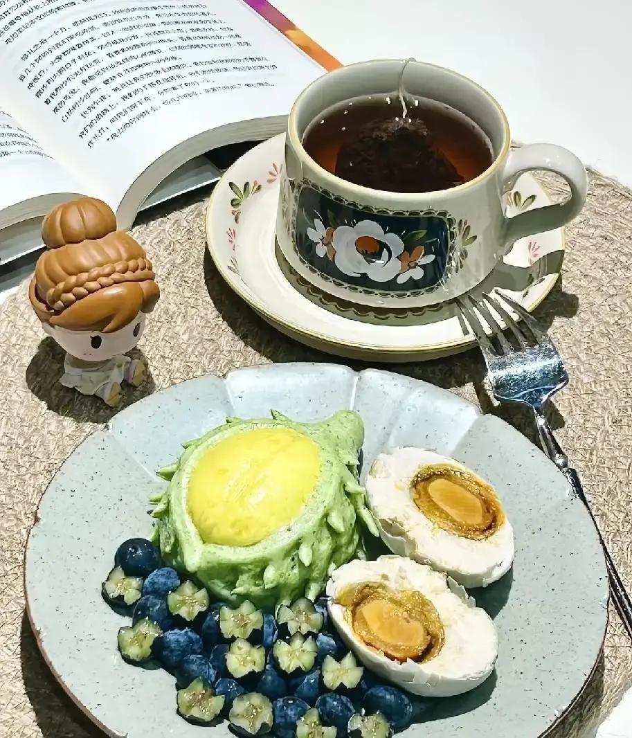 前阵子有个平时不怎么联系的同行，突然在饭局上把我捧上了天，又是敬酒又是夸我能力强