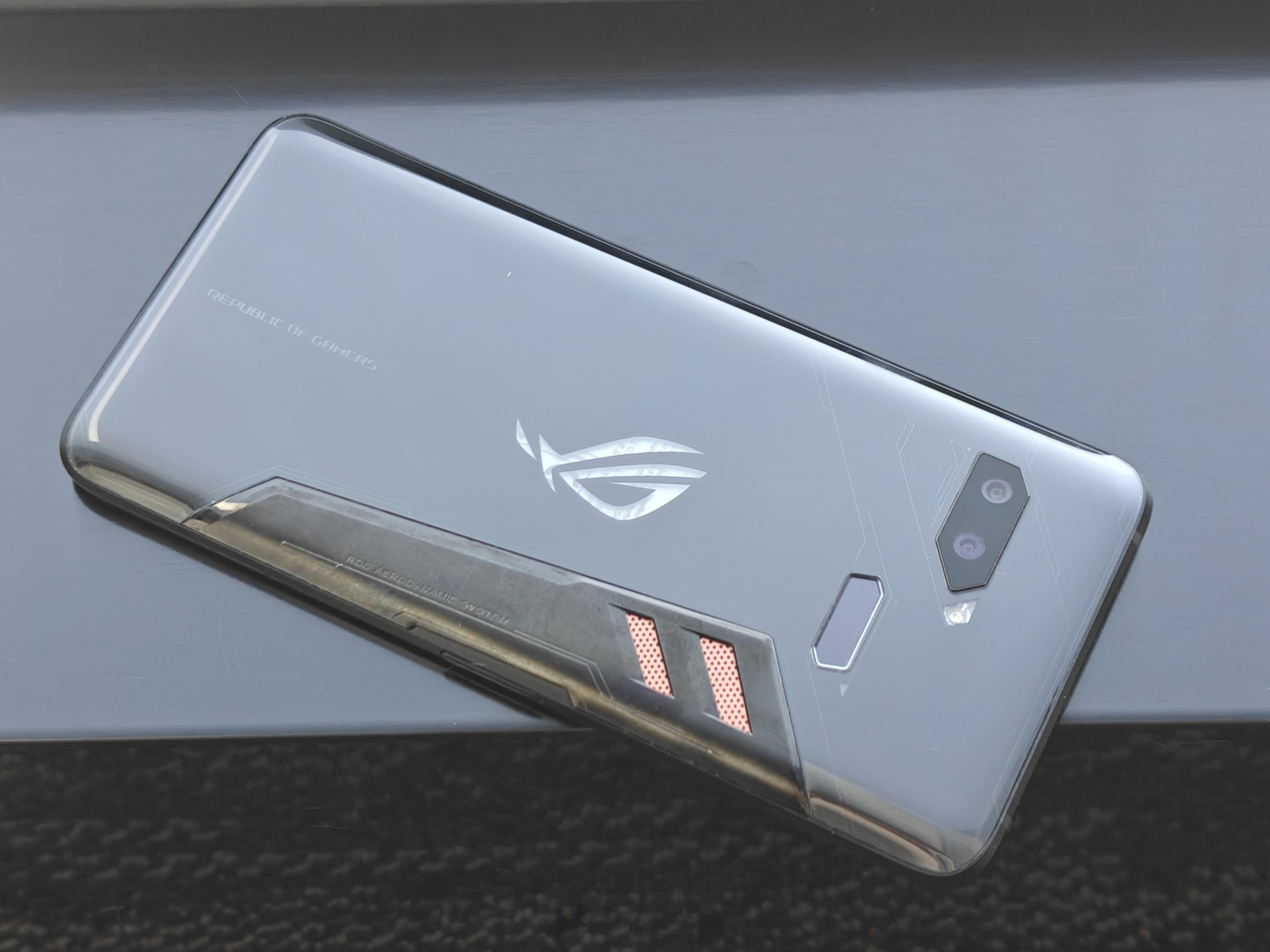 游戏手机在前些年因为更强的性能调度和更独特的造型火过那么一阵啊，但是现在手机so