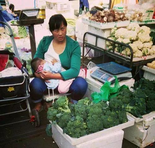 妈妈在身旁
菜市喧腾人影稠，
女童枕瓶地上躺。
孩子躺卧菜筐边，
妈妈卖菜很匆忙