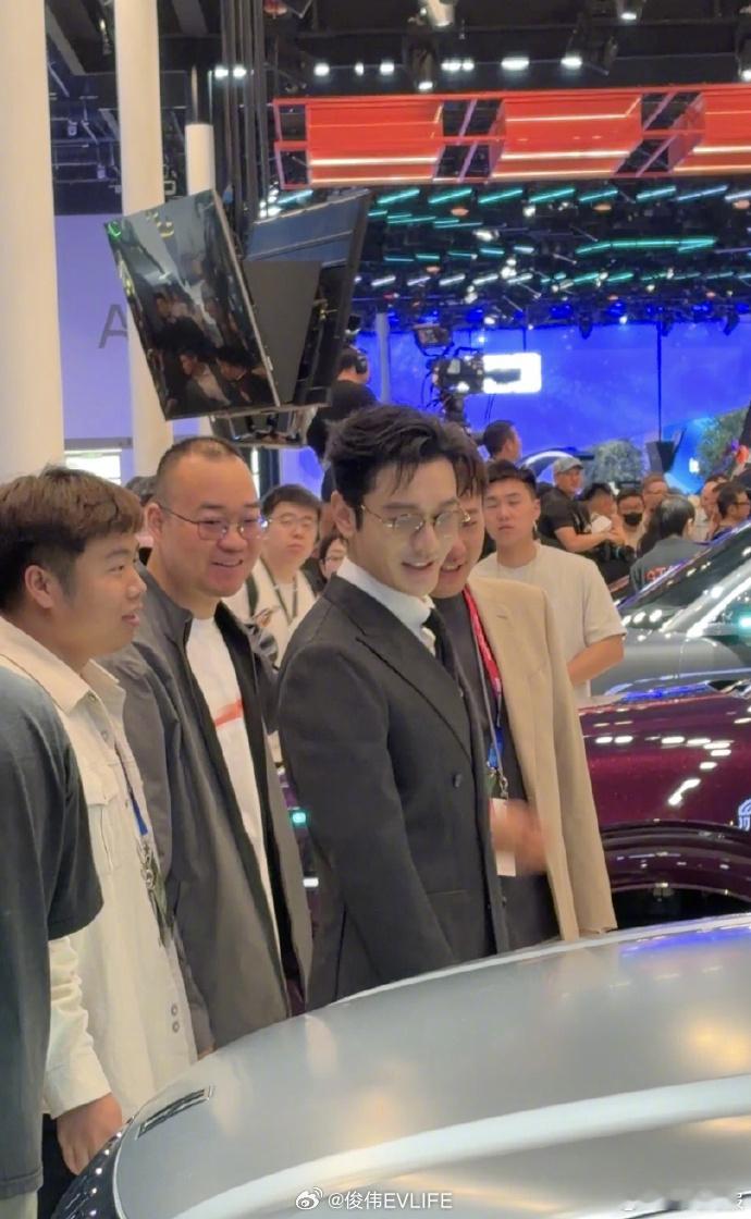 以前车展是“看车”，现在是“看车顺便追个星”，车企这波操作属实把流量玩明白了。要