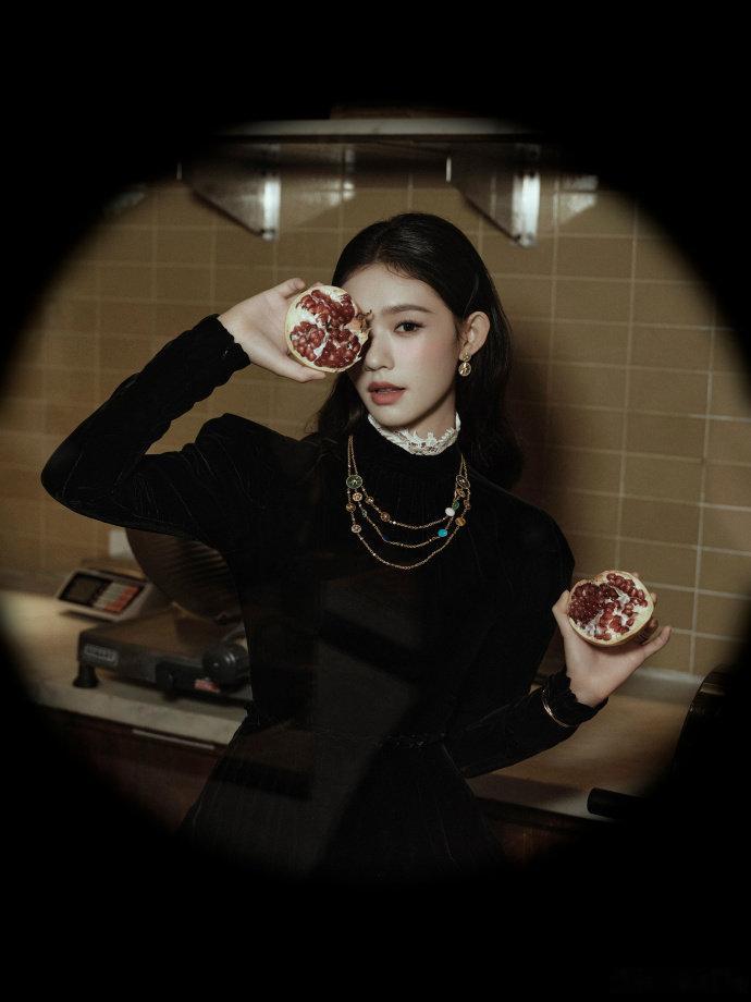 #林允捕捉灵动与通透#林允似灵动精灵，每瞬的通透都被她捕捉。复古千金黑裙上身，宛