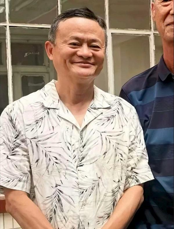 【马云做客甘肃农民家】马云两鬓花白现身甘肃8月16日，据媒体，最近，61岁的马云