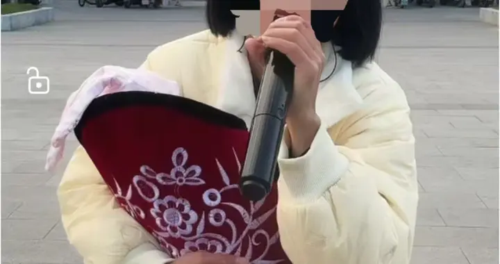 怀抱仿真娃娃“卖惨”骗打赏，湖南一女主播被约谈