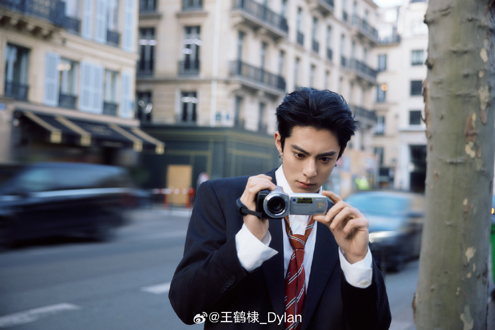 王鹤棣出道8周年大片王鹤棣影视商务实绩八载星光，帅气如初！王鹤棣周年大片气场全开